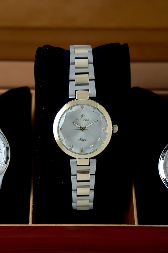 ساعت زنانه شیک و ظریف دنیل سزار استیل طلایی با طراحی لوکس و قیمت مناسب