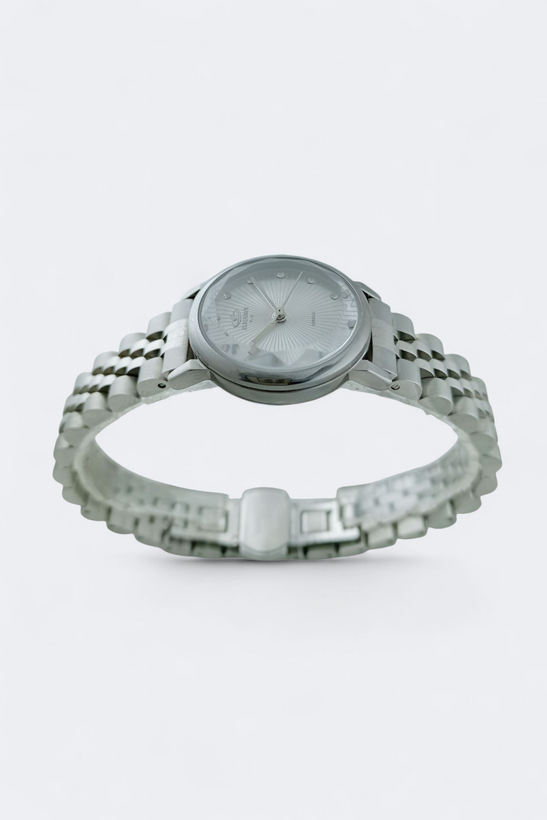 ساعت مچی الگانس زنانه با طراحی ظریف و وزن مناسب روی دست.