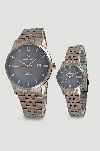 ساعت مچی ست دنیل سزار با بند فلزی رنگ کافی و صفحه تیره تر با لعاب کاری قوی برای دوام رنگ بالا