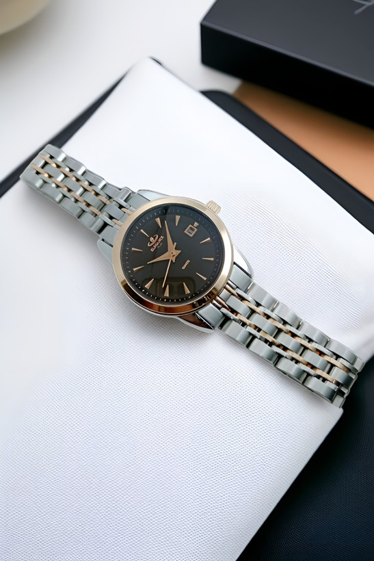 ساعت مچی ظریف بند فلزی زنانه با بند فلزی دورنگ و صفحه مشکی