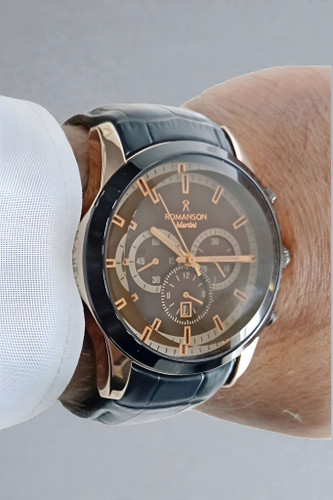 ساعت مچی مردانه رومانسون با بند چرم مشکی و قفل پروانه ای و کیفیت عالی نسبت به قیمت اقتصادی