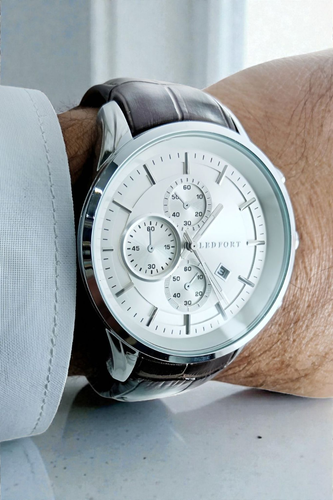 ساعت مچی اسپرت مردانه با بند چرم قهوه ای تیره و قاب و صفحه رنگ سیلور