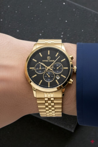 ساعت مچی مردانه سه موتوره با بند فلزی رنگ طلایی و صفحه مشکی | برند دنیل سزار