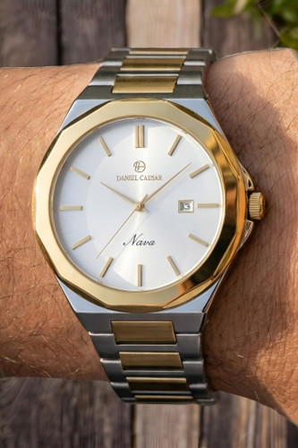 ساعت مچی بند فلزی دنیل سزار با طراحی کلاسیک و قاب چند وجهی
