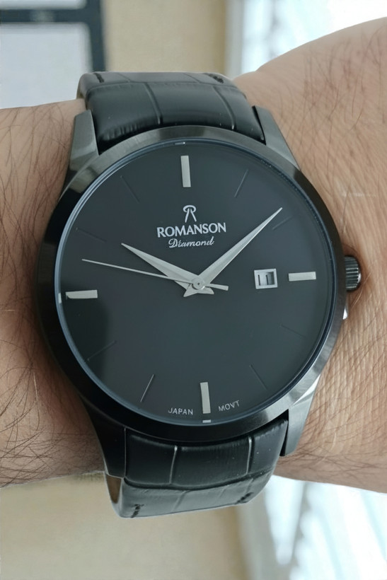 ساعت مچی کلاسیک مردانه با بند چرم مشکی و قاب و صفحه مشکی با برند رومانسون