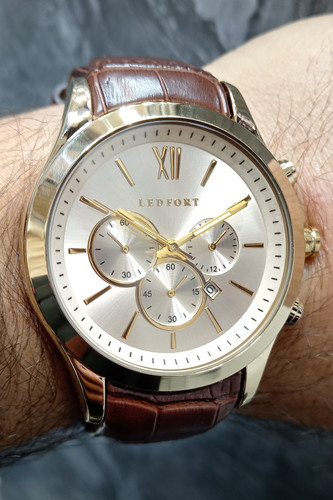 ساعت مردانه اسپرت طرح سه موتوره با بند چرم قهوه ای و شیشه رنگی