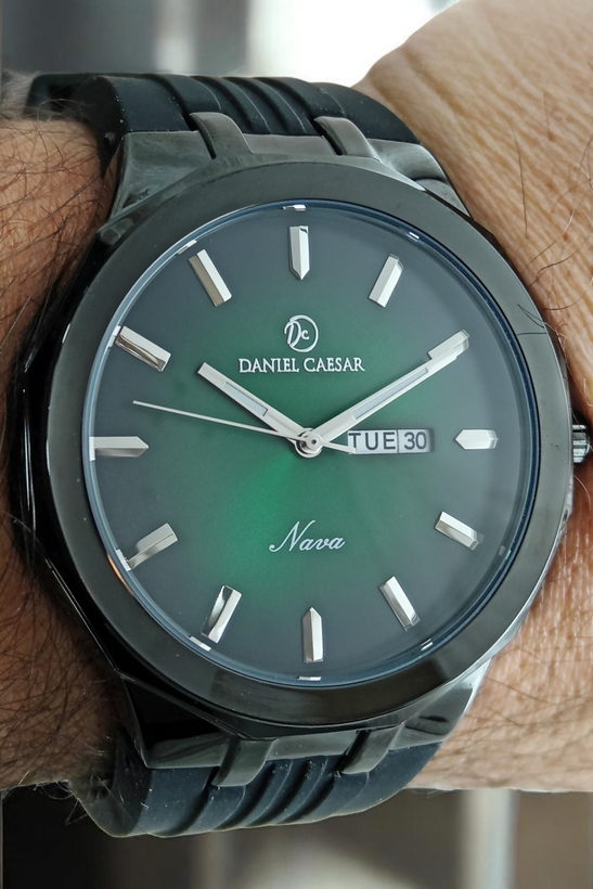 ساعت مچی مردانه اسپرت دنیل سزار با بند رابر و صفحه سبز