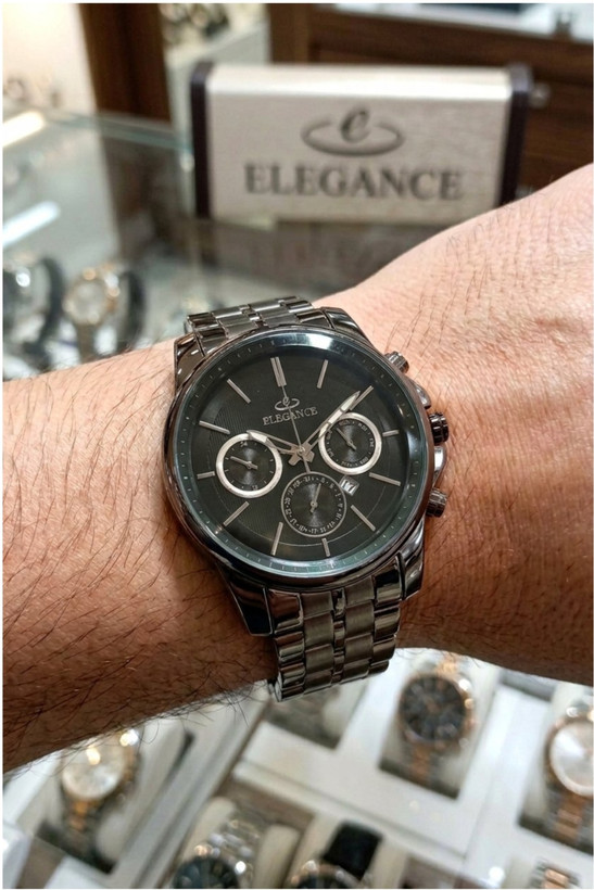 ساعت مچی مردانه الگانس با صفحه مشکی روی مچ دست مردانه، جلوی دیسپلی برند ELEGANCE در فروشگاه ساعت