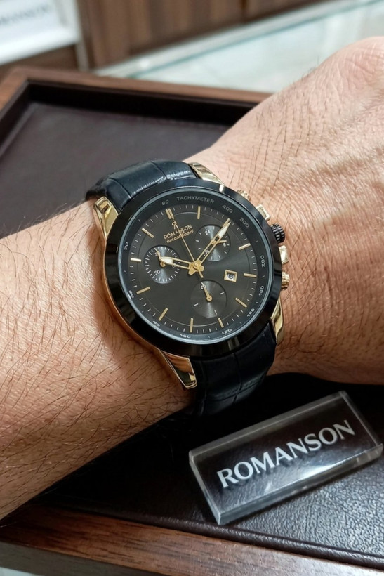 ساعت مردانه رومانسون اکسلنت روی مچ دست مردانه، با بند چرم مصنوعی و دیسپلی ROMANSON در فروشگاه ساعت