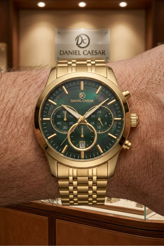 ساعت دنیل سزار DC1188G طلایی روی مچ مردانه با صفحه سبز — نمای نزدیک روی کانتر با دیسپلی دنیل سزار